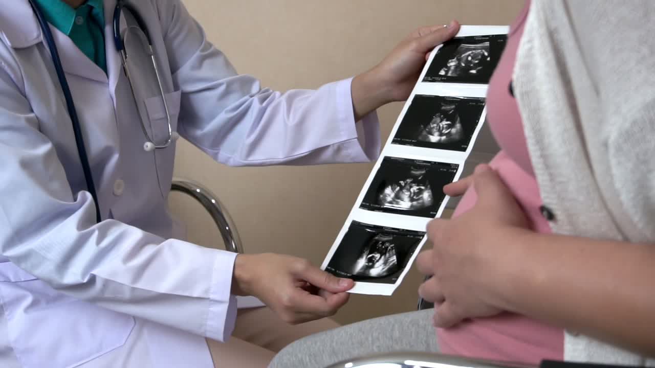 Donna incinta e medico ginecologo in ospedale