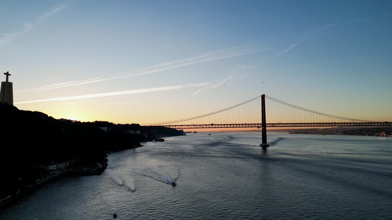 Veduta aerea del Ponte 25 de Abril e del Cristo Re all'alba