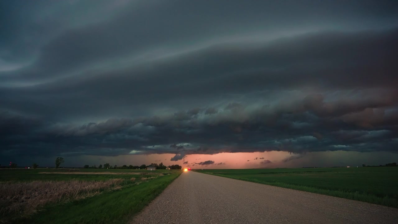 Nuvole di tempesta che si addensano in un cielo imponente, timelapse drammatico in 4K