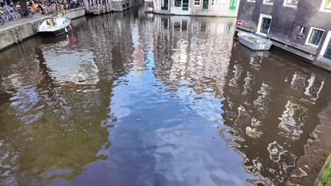 Kameraschwenk-Im-Amsterdamer-Kanal