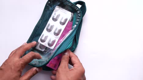 botiquín de primeros auxilios con medicamentos