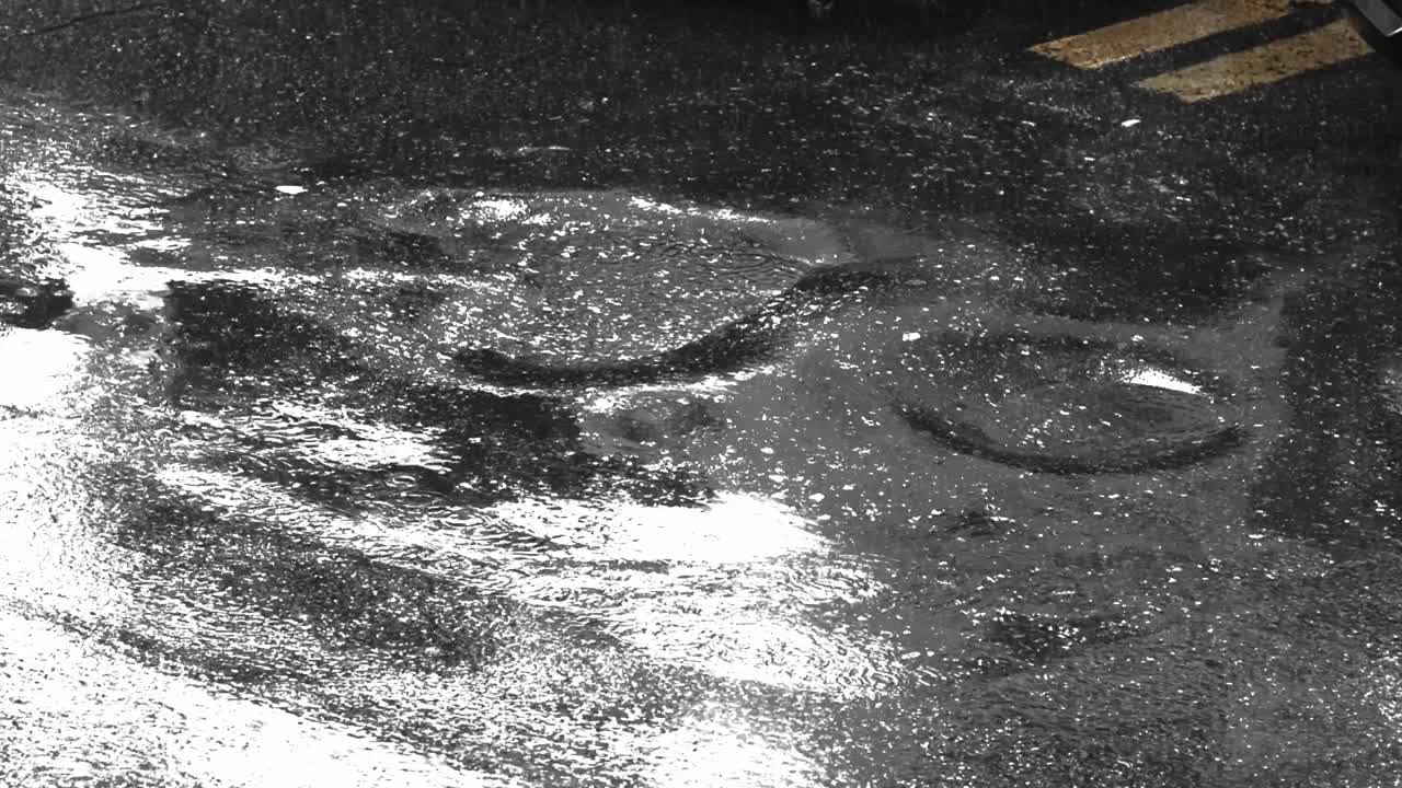 도로와 충돌한 후 물이 반사되어 시각적인 장면을 만니다.