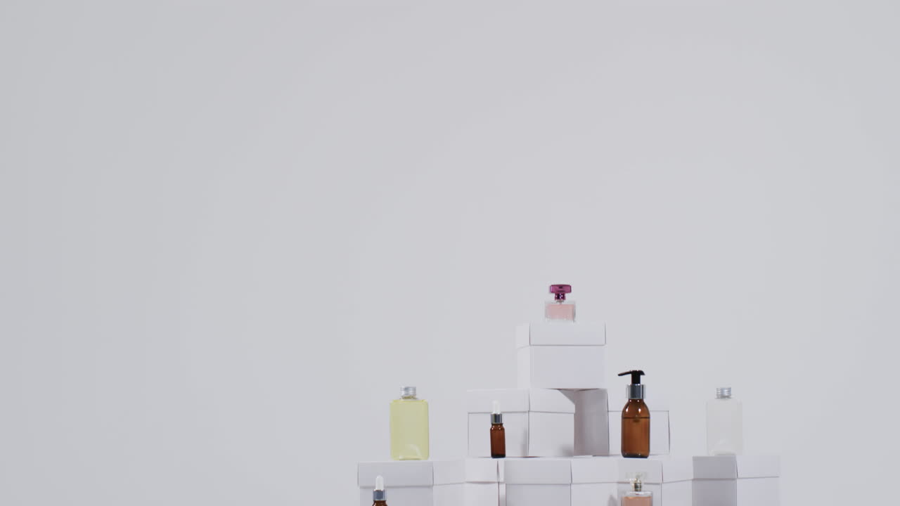 Video di prodotti di bellezza con scatole di cartone bianche e spazio per il testo su sfondo bianco
