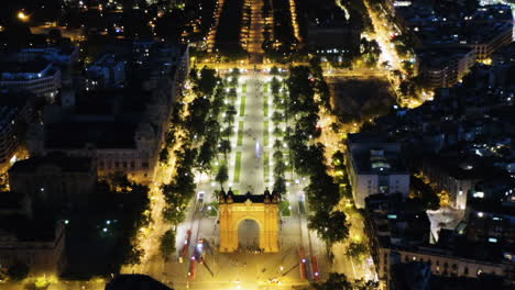 Vista-Aérea-De-Barcelona-Del-Arco-Del-Triunfo,-De-Noche-Con-Luces-De-La-Calle,-España