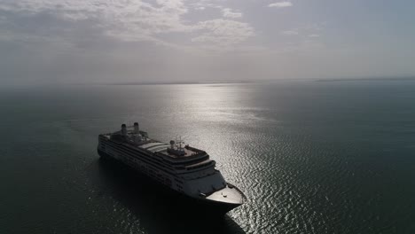 Crucero-Por-El-Río-Tejo-En-Vista-Aérea-De-Lisboa