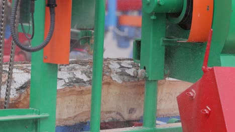 Work-of-the-sawmill-in-close-up.-Process-of-machining-logs-in-equipment-sawmill-machine-saw-saws-the-tree-trunk-on-the-plank-boards.