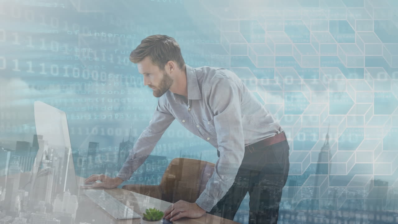 animación de códigos binarios que se mueven contra el hombre de negocios caucásico que trabaja en la computadora contra el paisaje urbano