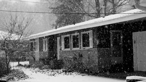 Fuerte-Tormenta-De-Nieve-Rodada-En-Blanco-Y-Negro