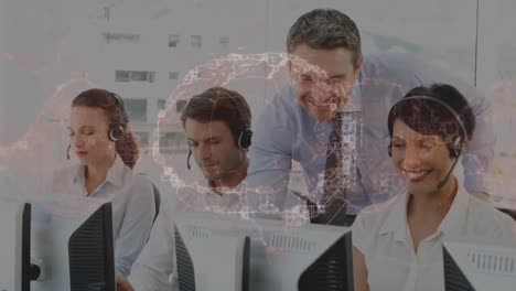 cerebro humano contra un equipo de ejecutivos de atención al cliente que usan auriculares de teléfono trabajando en la oficina