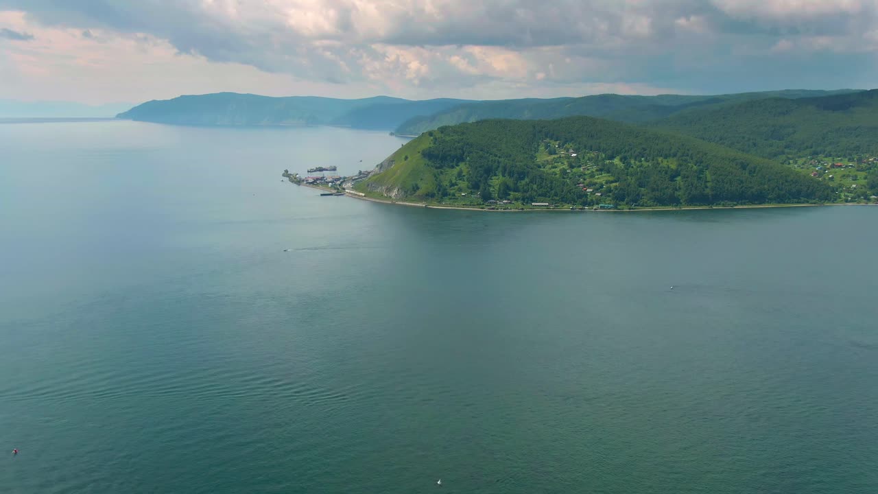 호수와 산의 풍경