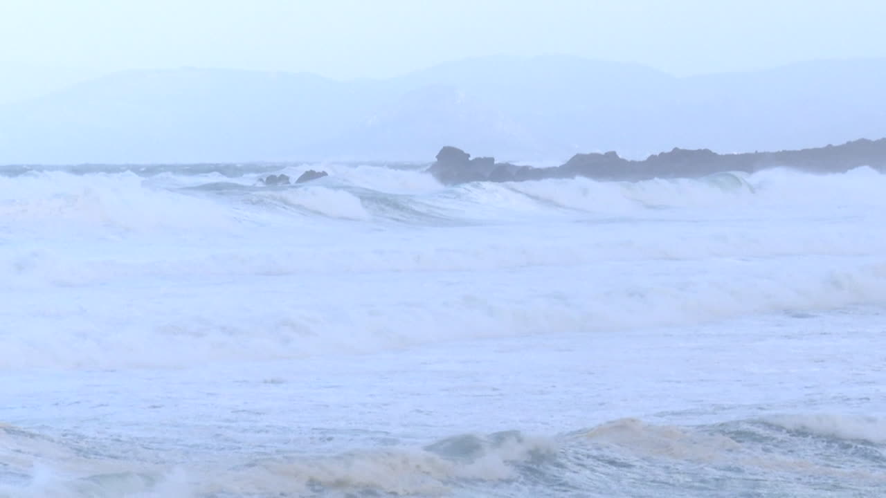 폭풍우의 바다 파도