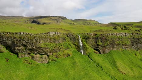 Cascadas-De-Seljalandsfoss-En-Islandia-Con-Video-De-Drones-Moviéndose-Hacia-Los-Lados