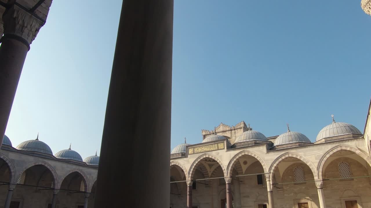magnífico patio de la mezquita de suleymaniye. hermosa arquitectura islámica