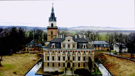 Altes-Schloss-In-Walbrzych,-Polen