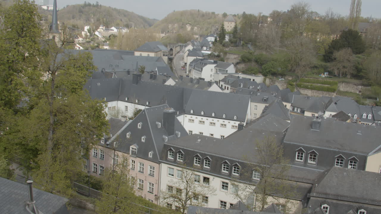 Nostokuva vanhojen talojen yli Luxemburgin kaupungissa.