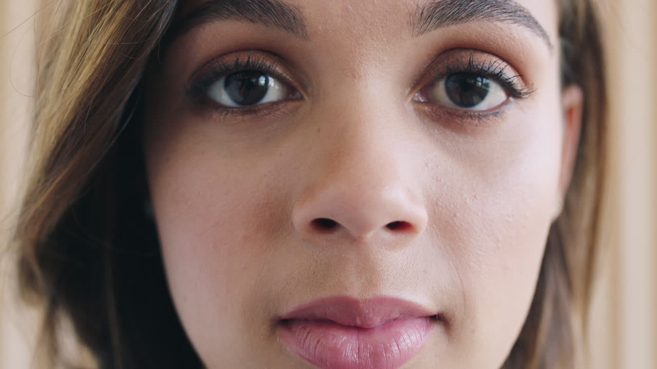 retrato de la cara, zoom y mujer mirando fijamente
