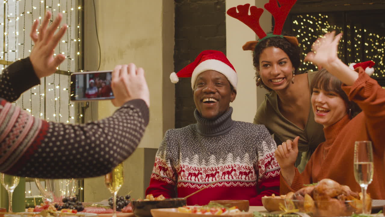 persona tomando fotos a amigos felices