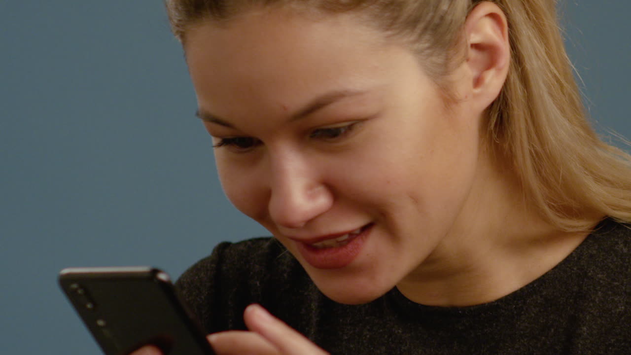 cu 여자는 그녀의 전화를 통해 스크롤