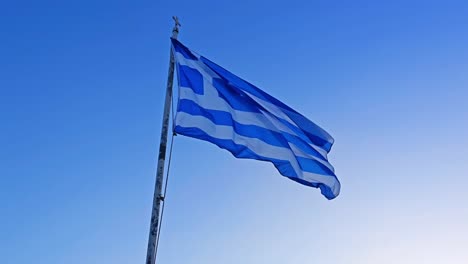 Griechische-Flagge-Weht-Im-Wind