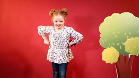 una niña con binoculares en las manos posando.