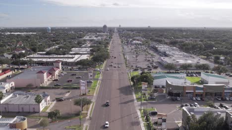 Drone-Vuelo-Dia-Soleado-Luz-Lado-Norte-Mcallen-Ciudad-Sobre-10th-Street