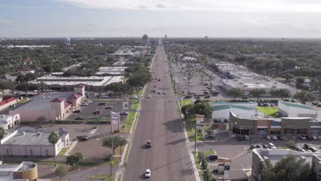 día de vuelo de aviones no tripulados luz soleada lado norte de la ciudad de mcallen sobre la calle 10