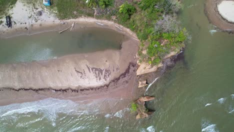 Drone-Volando-Sobre-El-Río-Y-El-Océano