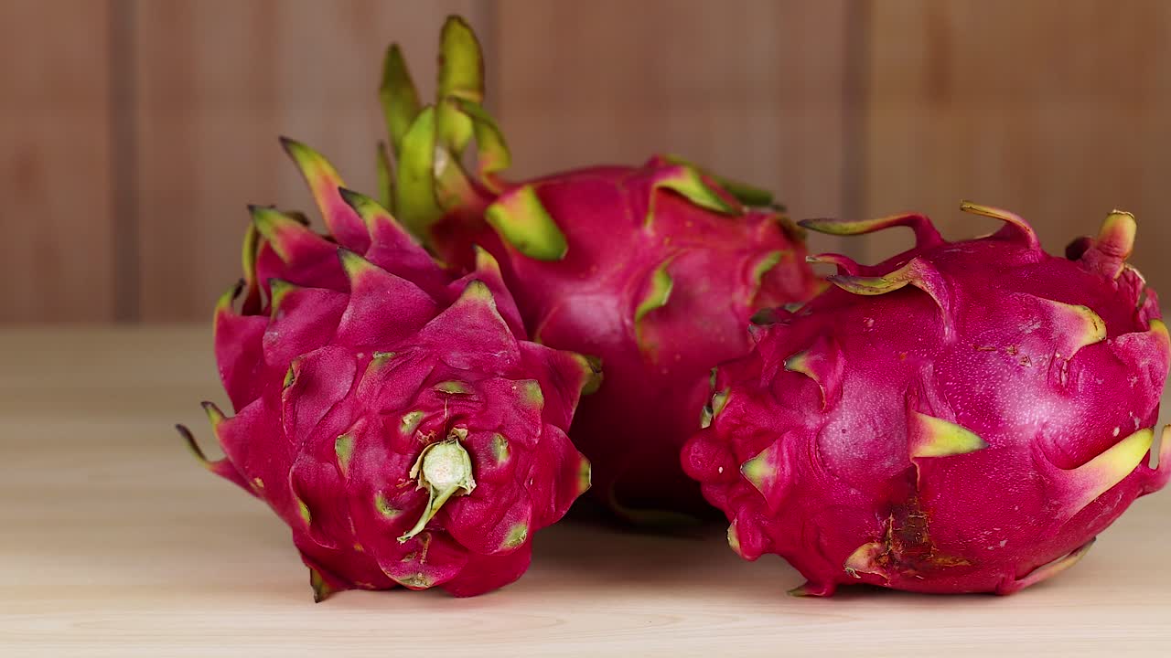 나무 표면 에 배열 된 드래곤 과일