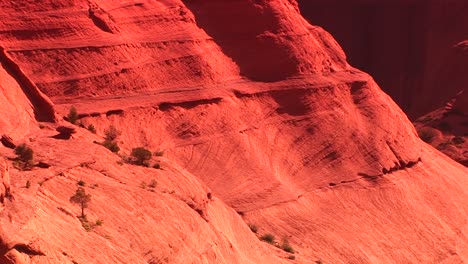 Mittlere-Aufnahme-Von-Sandsteinfelsen-Im-Canyon-De-Chelly-National-Monument