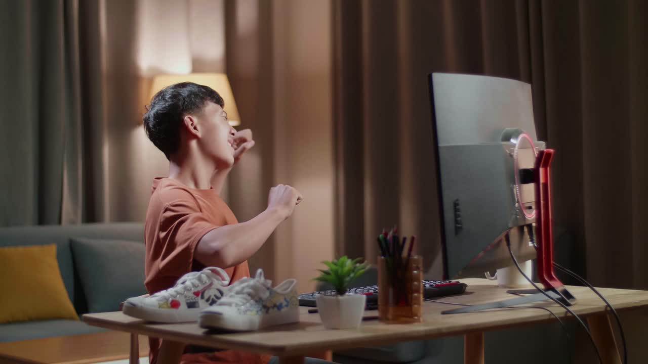 집에서 십대가 게임하는 것