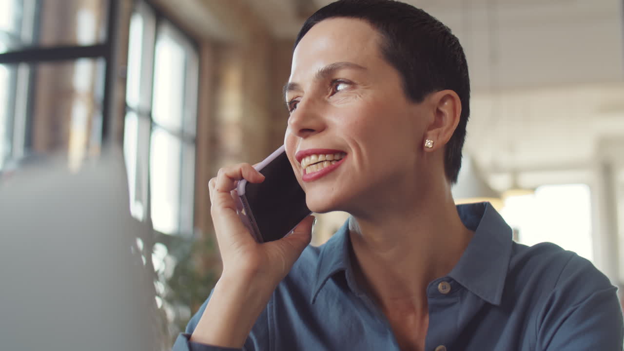 Mujer hablando por teléfono en la oficina