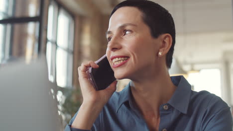 mujer hablando por teléfono en la oficina
