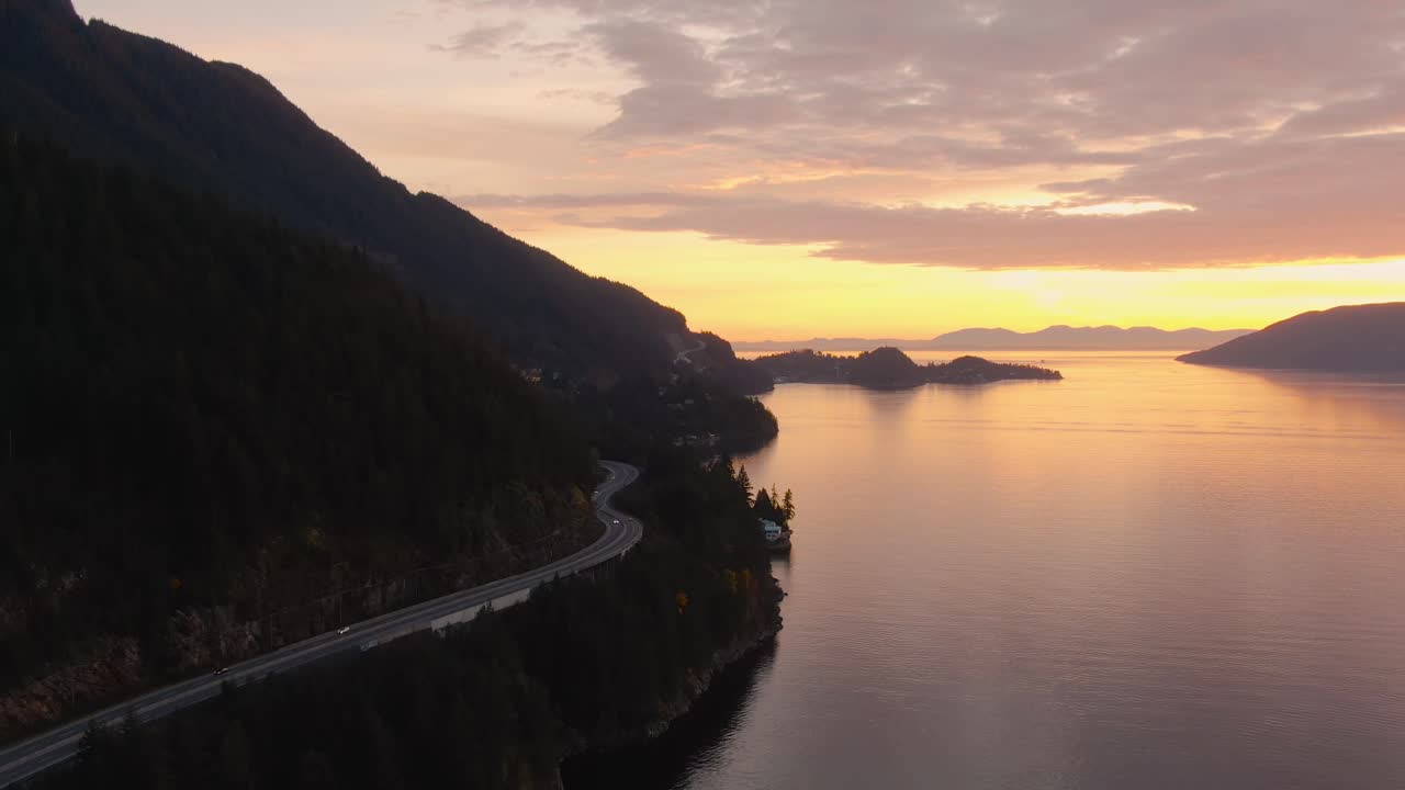 Jalan Raya Sea to Sky di Howe Sound dekat Teluk Horseshoe, Vancouver Barat, British Columbia, Kanada