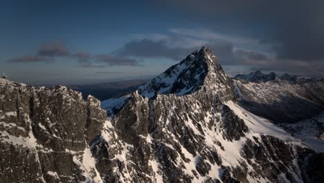 Wilde,-Schroffe,-Felsige-Und-Schneebedeckte-Berge-An-Einem-Schönen-Tag-Mit-Blauem-Himmel-Und-Rollenden-Wolken