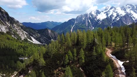 Vorwärtsdrohnenaufnahme-Des-Vrsic-Passes,-Slowenien,-An-Einem-Sonnigen-Tag-Mit-Einigen-Wolken