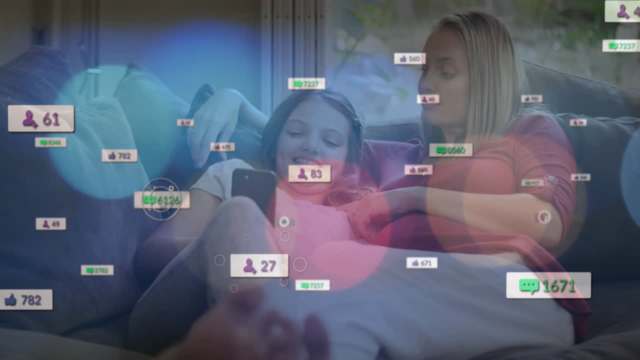 animación de iconos de las redes sociales y puntos de luz sobre una madre caucásica hablando con su hija