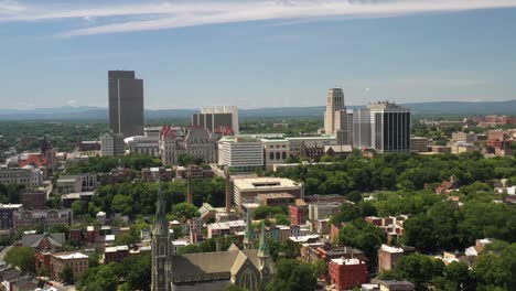 albany, video de drones de tiro amplio del horizonte de nueva york moviéndose con árboles