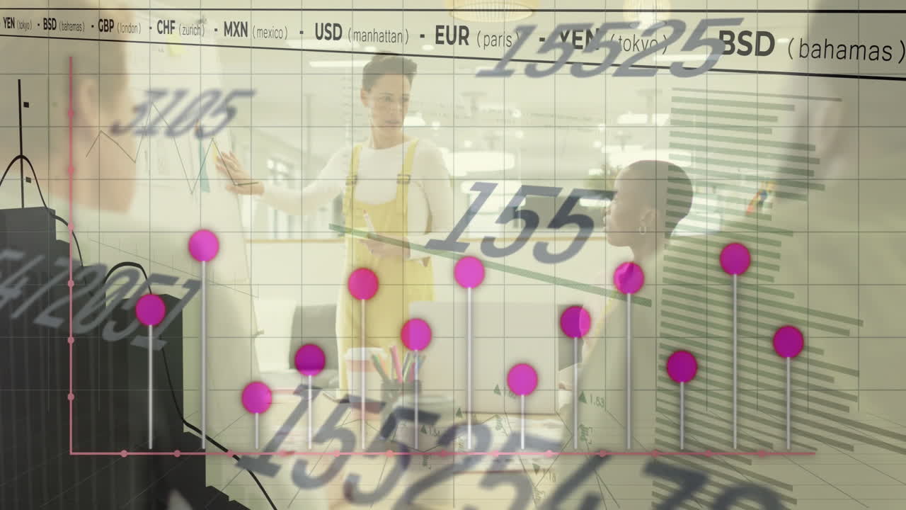 회의에서 발표하는 두 인종의 캐주얼 사업가에 대한 그래프 및 처리 데이터의 애니메이션