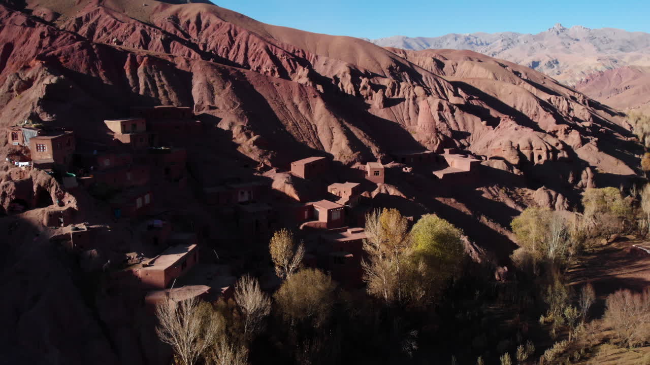 casas cueva de roca de montaña en la antigua ciudad de bamyan en el centro de afganistán