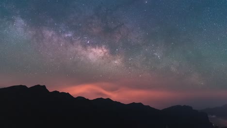 Timelapse-Nocturno-De-La-Vía-Láctea-Y-Estrella-Que-Se-Eleva-Sobre-Las-Montañas-Del-Borde-Del-Cráter-En-La-Isla-De-La-Palma,-Islas-Canarias,-España