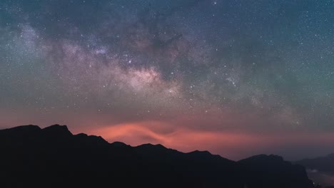 라 팔마 섬, 카나리아 제도, 스페인의 크레이터 가장자리 산 위에서 떠오르는 은하계와 별의 야간 타임  ⁇ 스