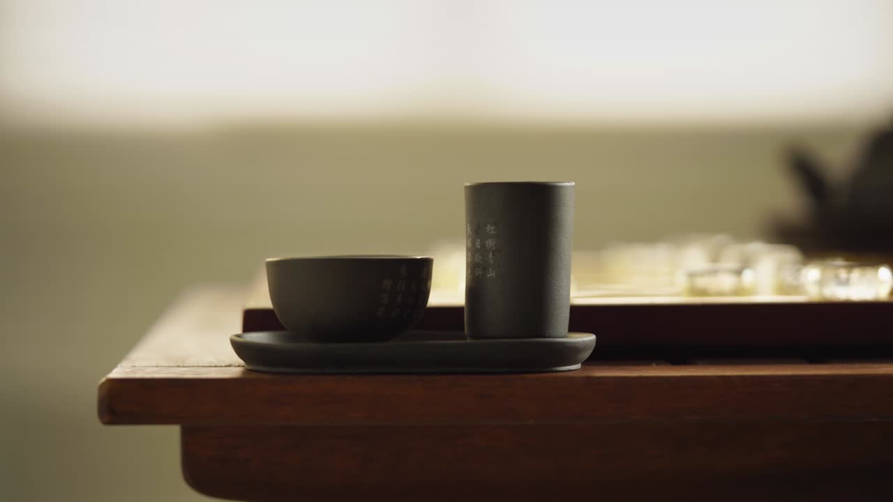 китайский чайный набор и стеклянные китайские шахматы на золотой шахматной доске