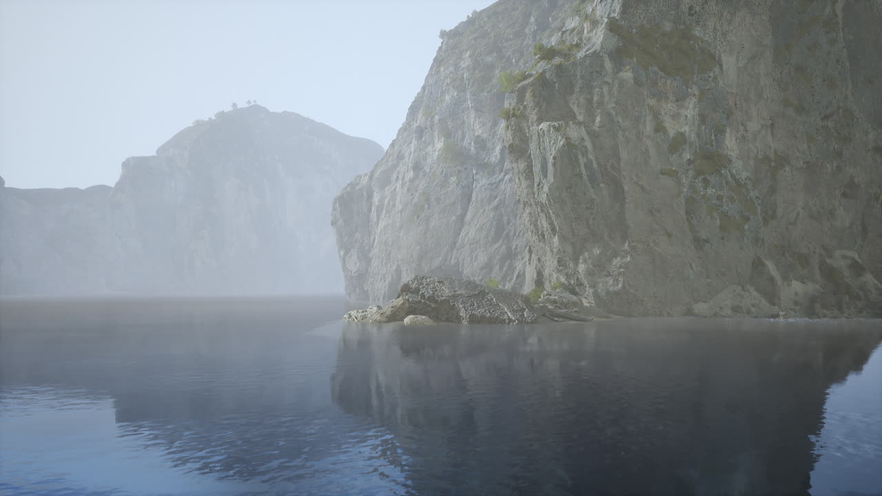 안개가 가득한 산과 조용한 호수