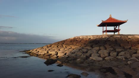 Traditionelle-Pagode,-Wahrzeichenlandschaft-Am-Sanur-Sea-Beach-Dock,-Bali,-Indonesien,-Südostasien,-Reisen-Und-Tourismus