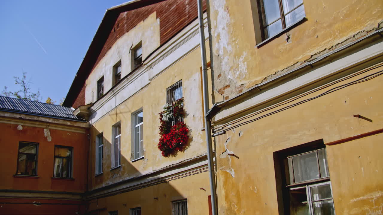 꽃 이 있는 오래된 유럽 건물