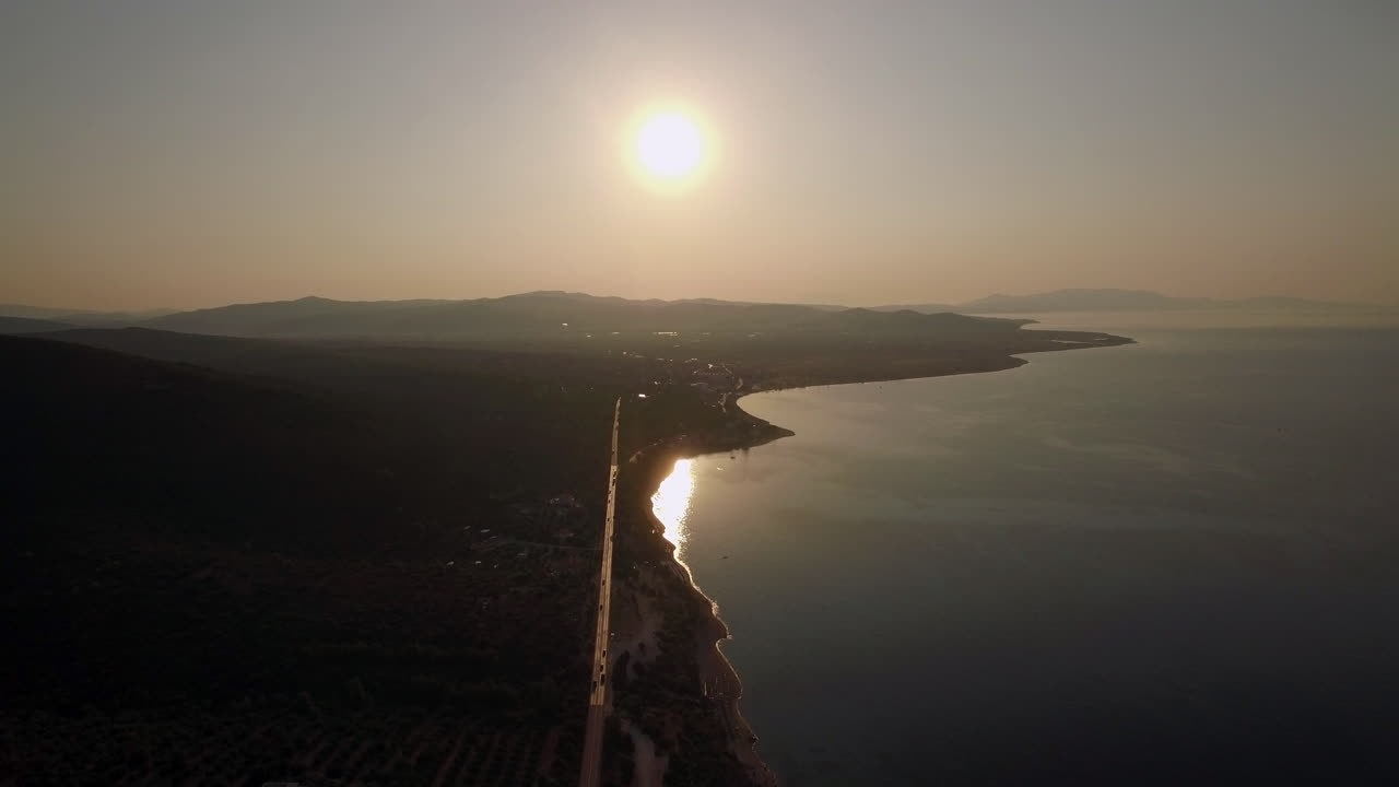 escena aérea de la costa y las tierras altas verdes al atardecer en grecia
