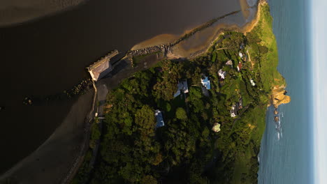 Costa-Y-Edificios-Del-Sitio-Histórico-De-Huriawa,-Vista-Aérea-De-Drones