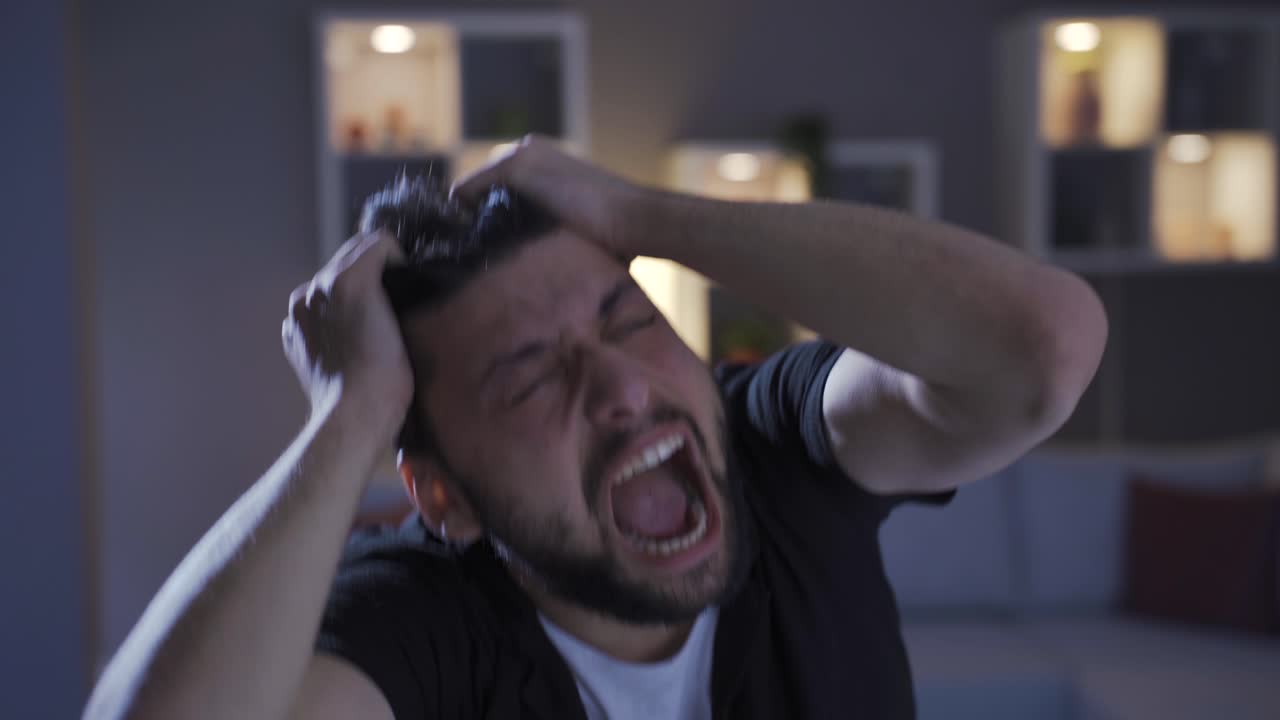 정신질환을  ⁇ 고 있는 미친 남자가 집에서 미쳐가고 있습니다.