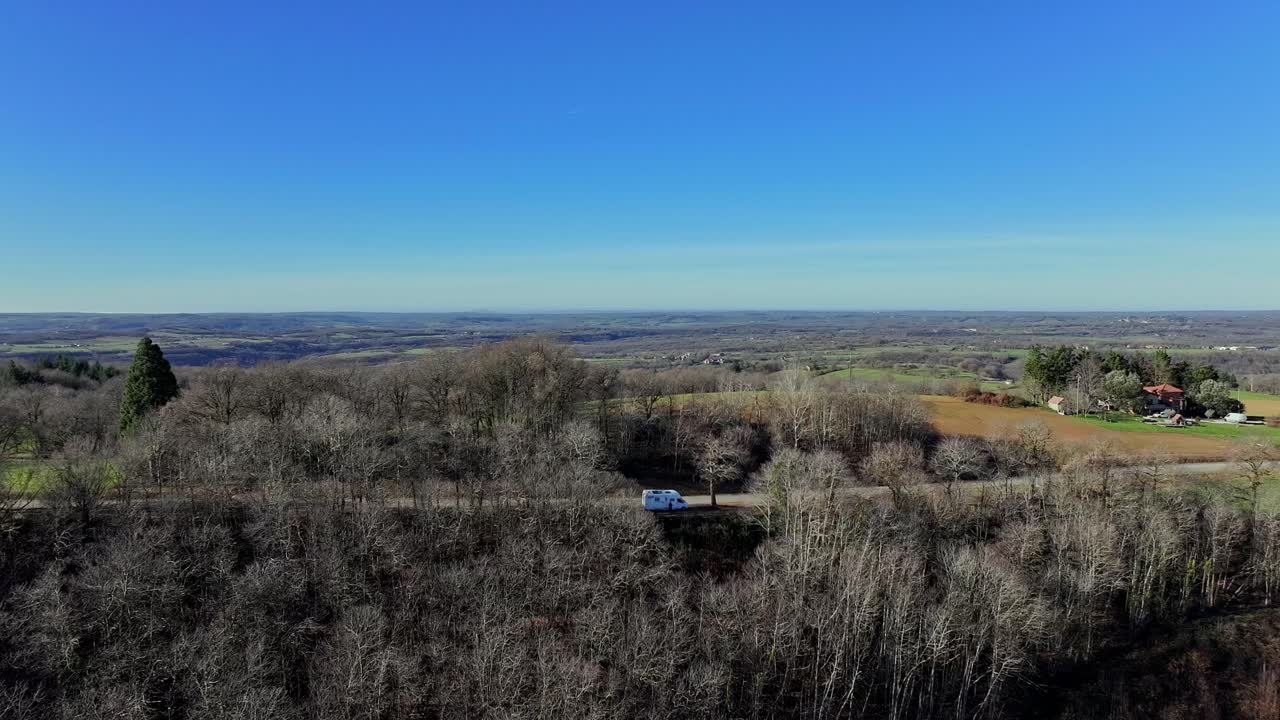 시골의 도로에 주차 된 모터홈에 초점을 맞춘 공중 촬영