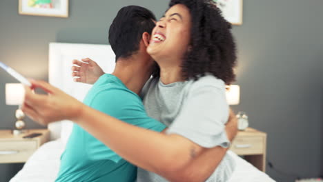 feliz, emocionada y pareja celebrando el embarazo